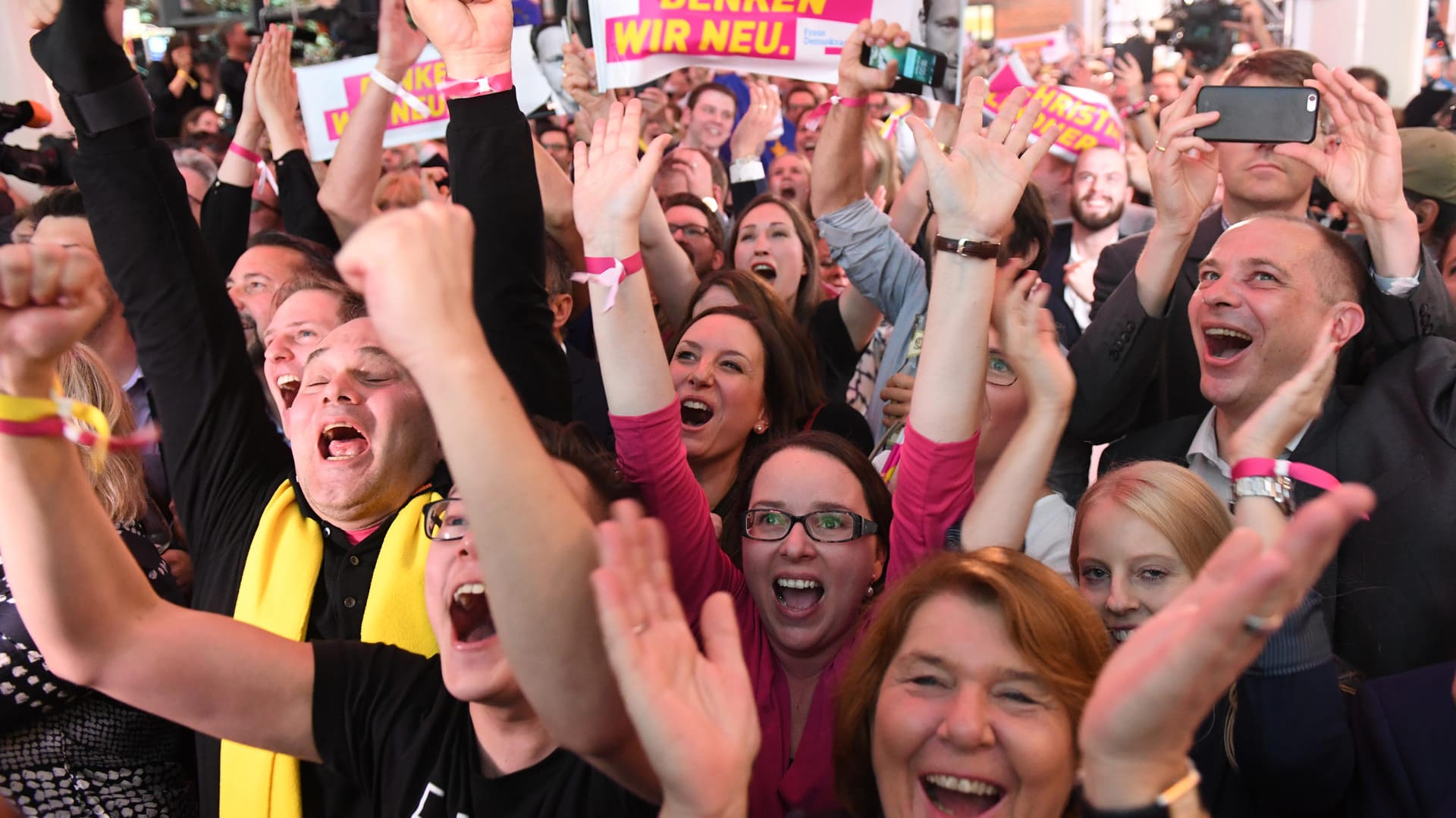 Gäste der FDP-Wahlparty nach der Veröffentlichung der Hochrechnungen.