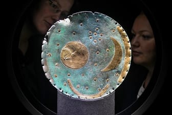 Normalerweise ist die Himmelscheibe von Nebra im Landesmuseum für Vorgeschichte in Halle (Sachsen-Anhalt) zu sehen.