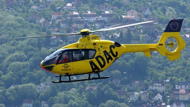 Ein ADAC-Hubschrauber vom Typ EC 135 über der Stadt Jena.