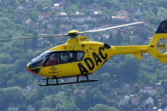 Ein ADAC-Hubschrauber vom Typ EC 135 über der Stadt Jena.