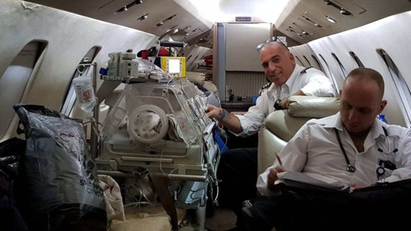 Ein syrisches Flüchtlingsbaby, das mit einem schweren Herzfehler zur Welt kam, wird zur Operation nach Tel Aviv geflogen.