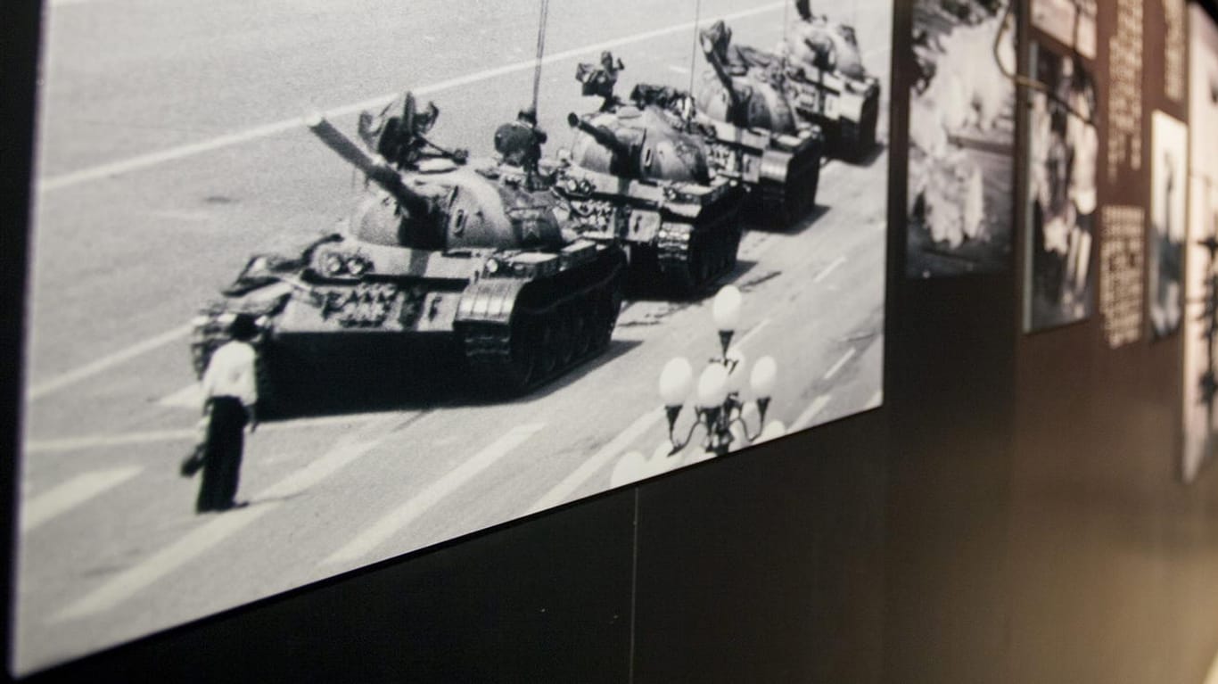Bild vom Tiananmen im Museum: Das Foto des Mannes, der sich den Panzern in den Weg stellte, wurde zur Ikone.