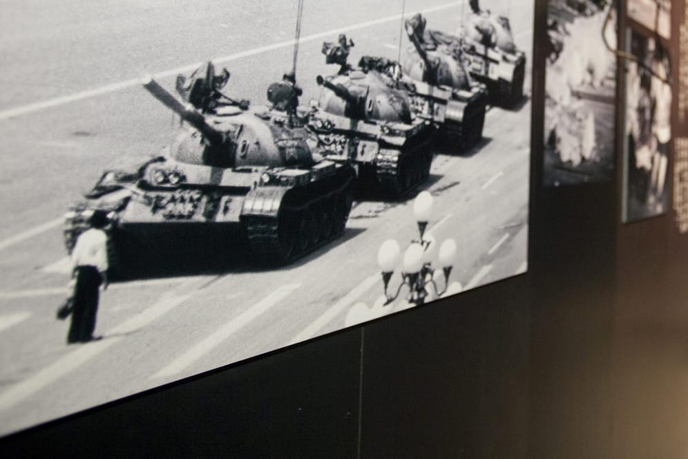 Bild vom Tiananmen im Museum: Das Foto des Mannes, der sich den Panzern in den Weg stellte, wurde zur Ikone.