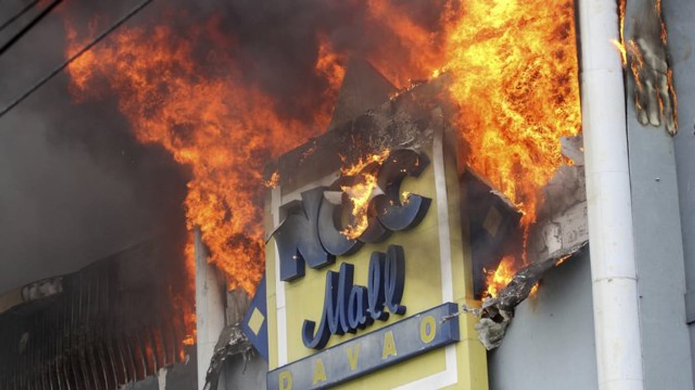 Flammen schlagen aus dem Einkaufszentrum in Davao.