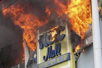 Flammen schlagen aus dem Einkaufszentrum in Davao.