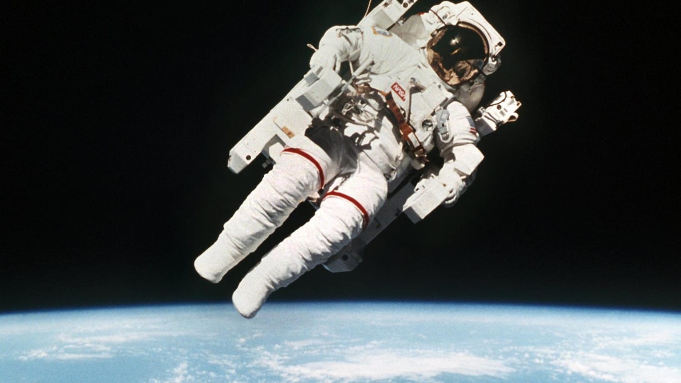US-Astronaut Bruce McCandless bei seinem ersten Alleinflug ohne Sicherheitsleine über der Erde in der Umlaufbahn des Space Shuttle Challenger am 9. Februar 1984. Er entfernte sich bis zu 100 Meter von der Raumfähre.