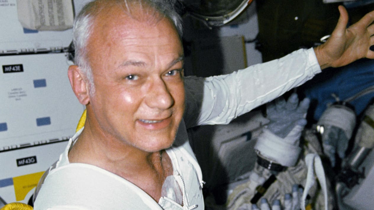 Bruce McCandless sitzt im Jahr 1990 im Space Shutte Discovery.