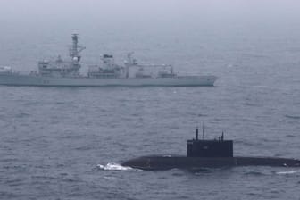 Eine britische Fregatte begleitet ein russisches U-Boot durch den Ärmelkanal.