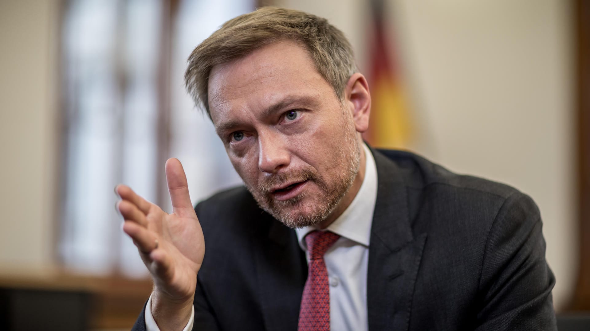 Der FDP-Bundesvorsitzende Christian Lindner gewinnt mit seiner Partei wieder an Zustimmung. Der FDP-Bundesvorsitzende Christian Lindner gewinnt mit seiner Partei wieder an Zustimmung.