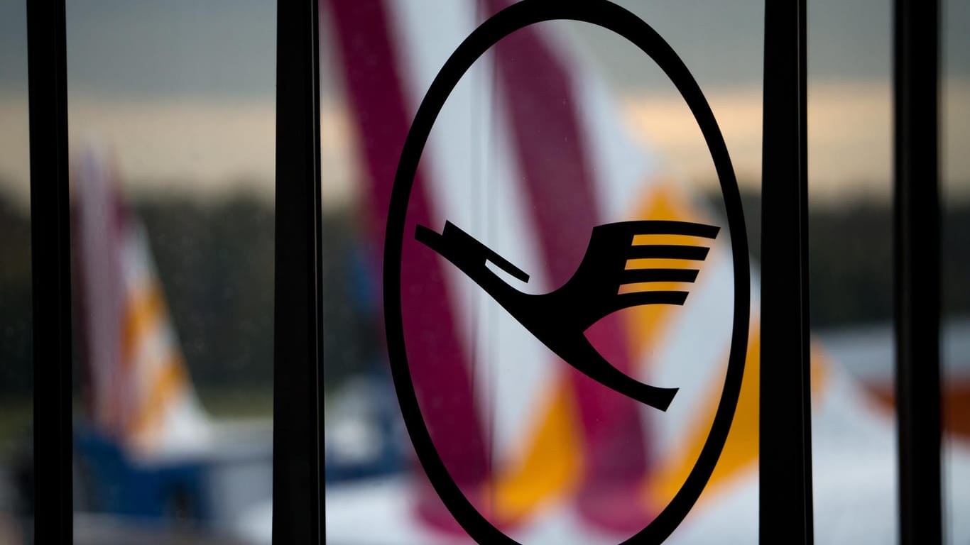 Logo der Lufthansa vor einem Flugzeug von Germanwings.