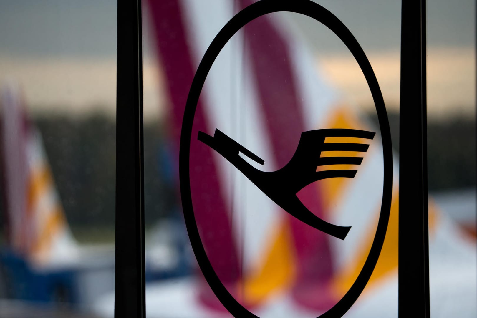 Logo der Lufthansa vor einem Flugzeug von Germanwings.