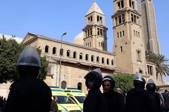 Ägyptische Soldaten sichern eine christliche Kirche in Kairo (Ägypten).