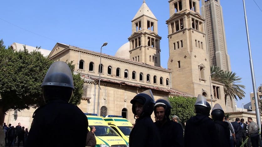 Ägyptische Soldaten sichern eine christliche Kirche in Kairo (Ägypten).