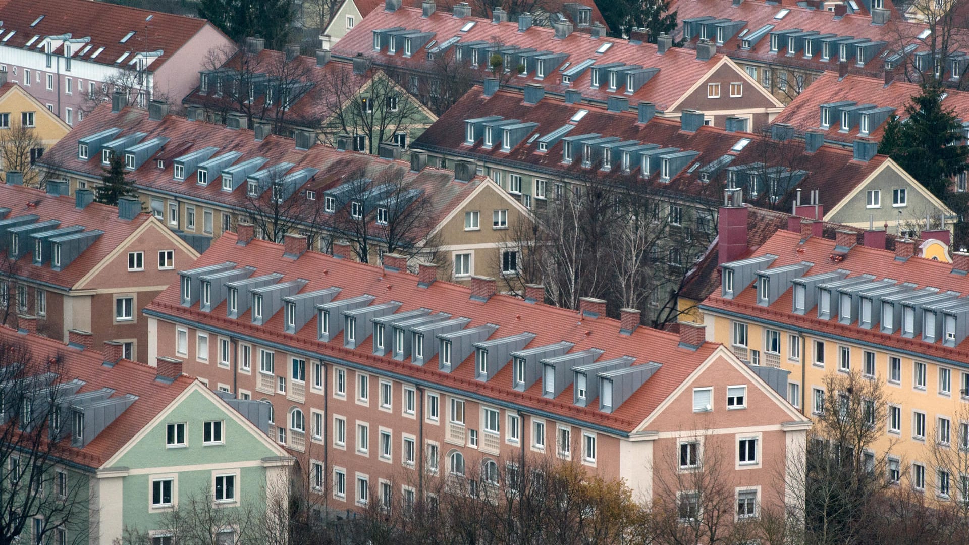 Zahlreiche Wohnhäuser sind in München (Bayern) im Stadtteil Schwabing-Freimann zu sehen: In Großstädten können die Mieten im Jahr 2018 um mehr als zehn Prozent steigen.