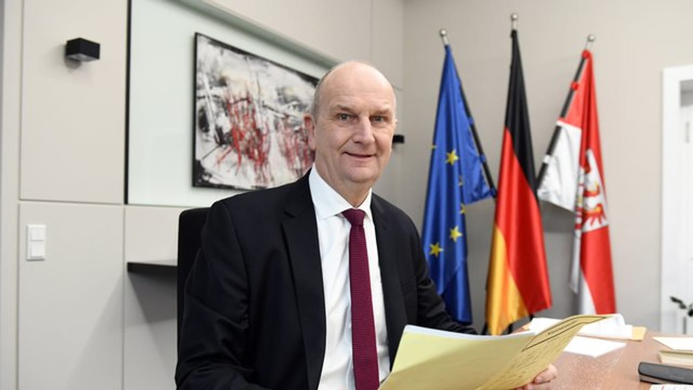 Brandenburgs Ministerpräsident Dietmar Woidke (SPD) sitzt in Potsdam in seinem Amtszimmer.