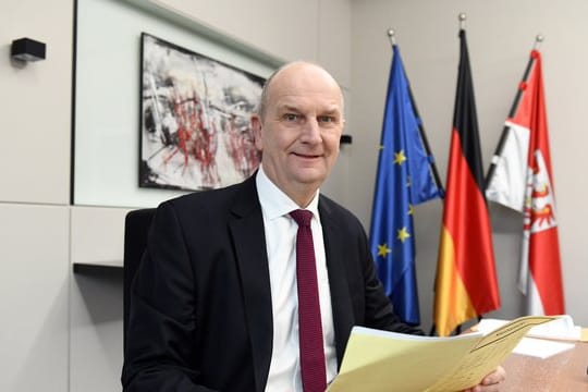 Brandenburgs Ministerpräsident Dietmar Woidke (SPD) sitzt in Potsdam in seinem Amtszimmer.