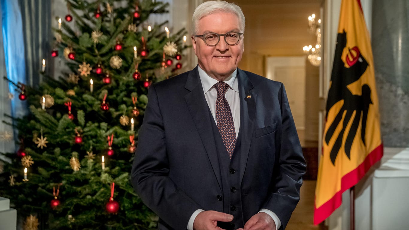 Frank-Walter Steinmeier steht in Berlin nach der Aufzeichnung zur Weihnachtsansprache im Schloss Bellevue.