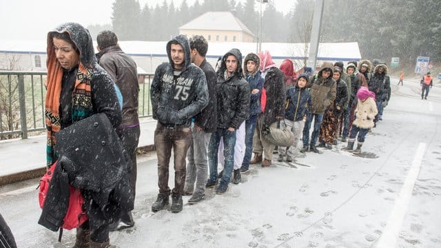 Flüchtlinge warten an der deutsch-österreichischen Grenze nahe Wegscheid auf ihre Einreise nach Deutschland. Flüchtlinge warten an der deutsch-österreichischen Grenze nahe Wegscheid auf ihre Einreise nach Deutschland.