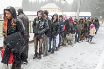 Flüchtlinge warten an der deutsch-österreichischen Grenze nahe Wegscheid auf ihre Einreise nach Deutschland.