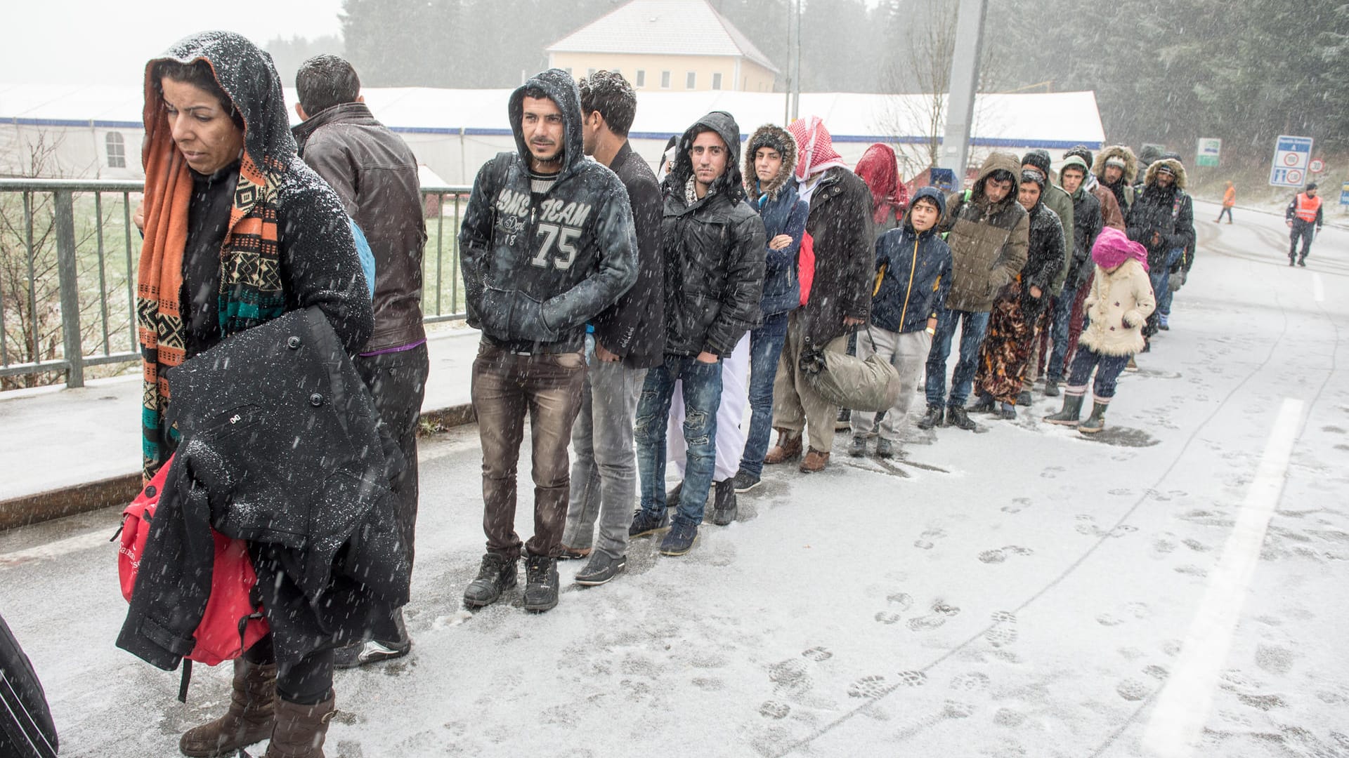 Flüchtlinge warten an der deutsch-österreichischen Grenze während eines Schneeschauers auf ihre Einreise nach Deutschland.