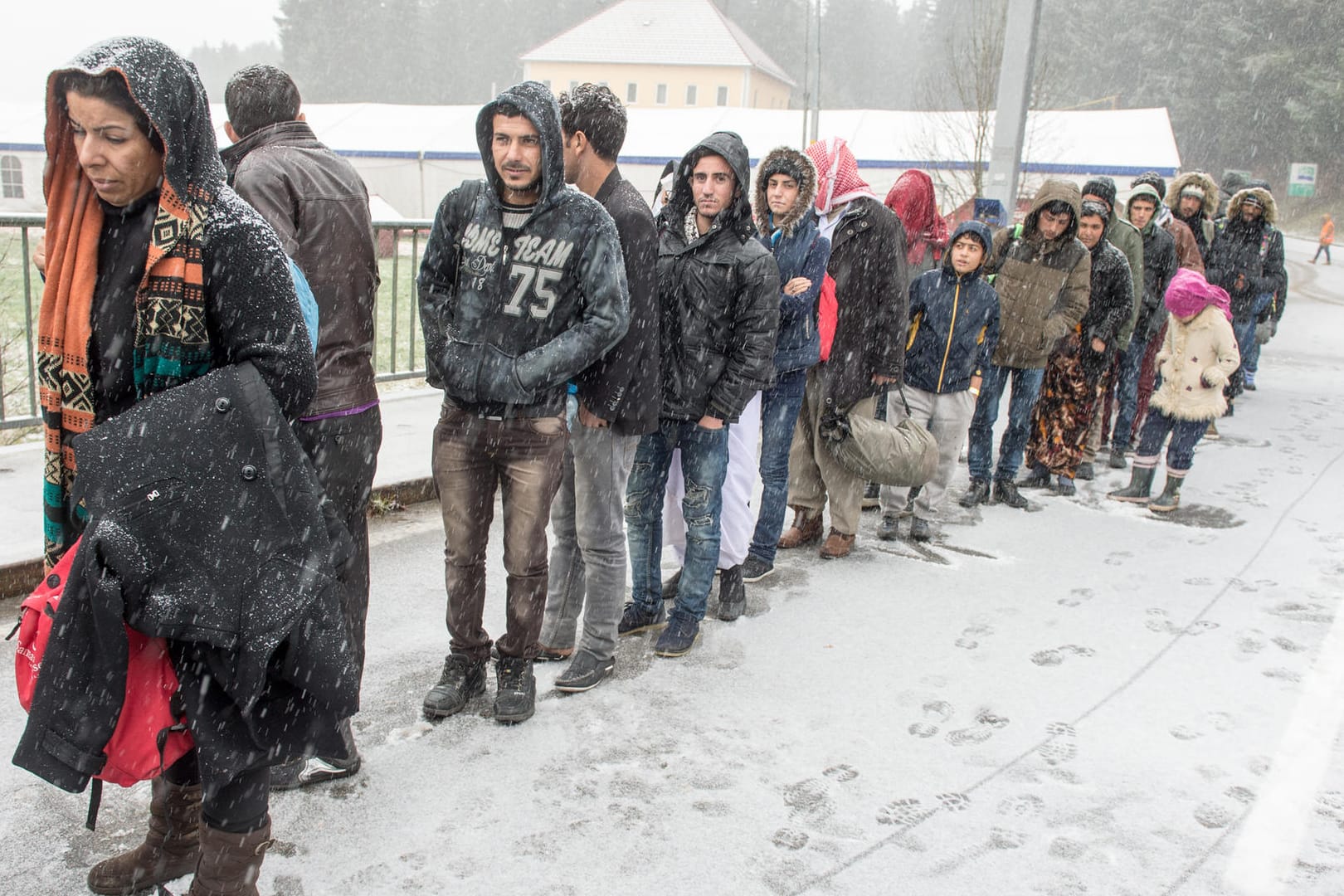 Flüchtlinge warten an der deutsch-österreichischen Grenze während eines Schneeschauers auf ihre Einreise nach Deutschland.
