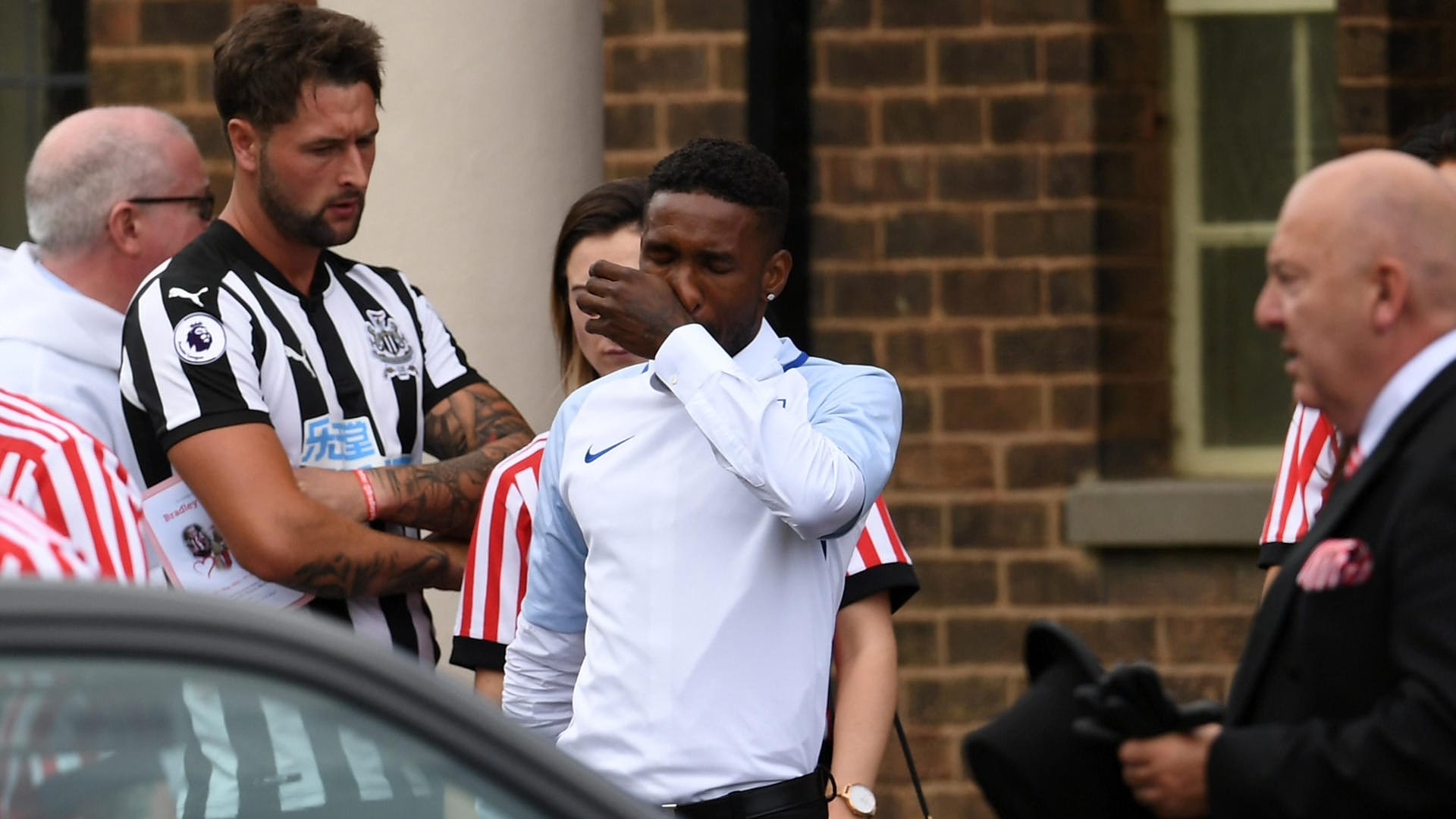 In Tränen: Jermaine Defoe bei der Beerdigung Bradley Lowerys am 14. Juli 2017.