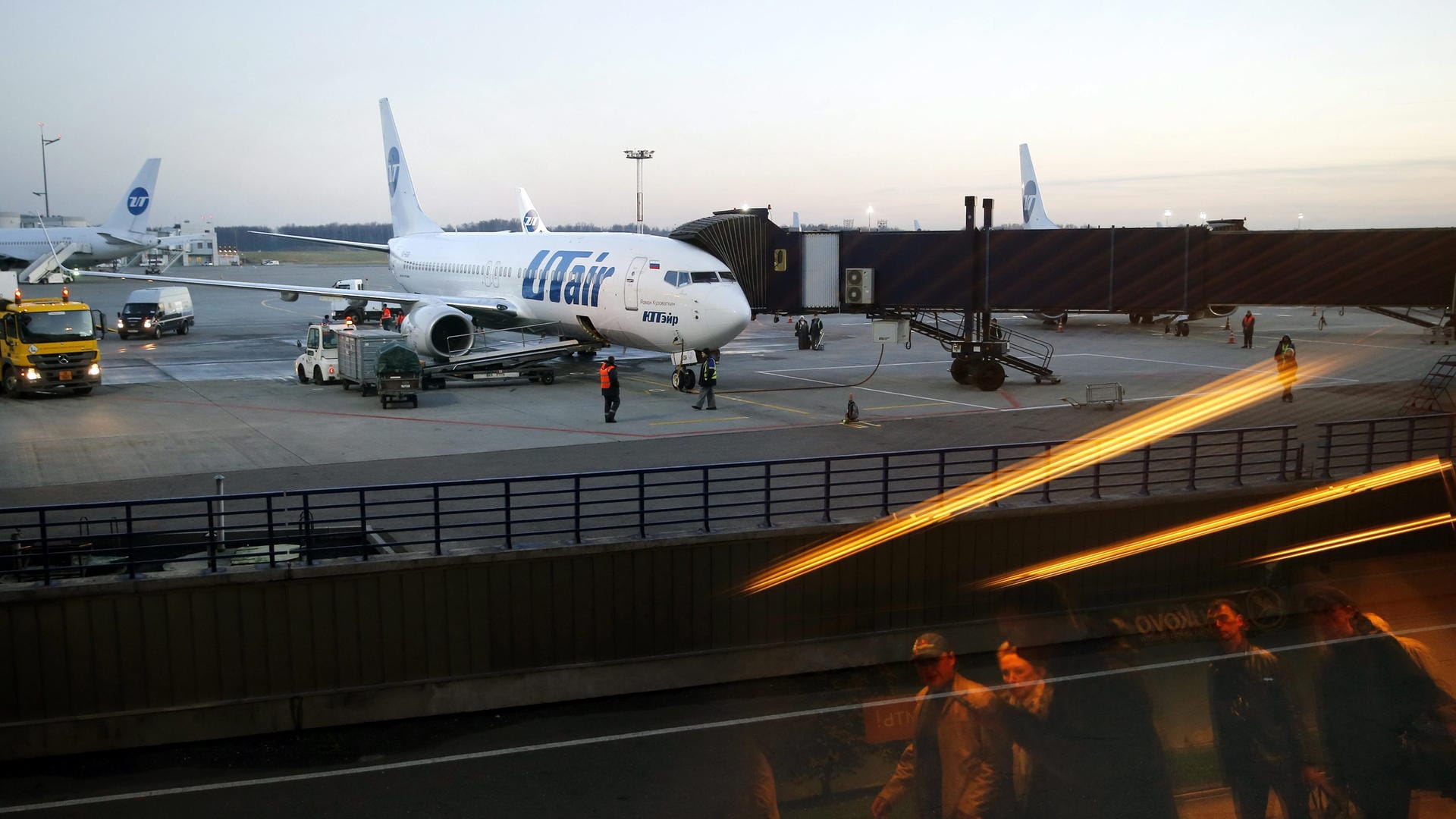 Eine UTair steht auf dem Flughafen Moskau-Wnukowo. (Symbolbild).