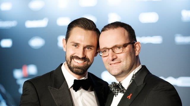 CDU-Gesundheitspolitiker Jens Spahn (CDU) und der Journalist Daniel Funke (l) haben geheiratet. CDU-Gesundheitspolitiker Jens Spahn (CDU) und der Journalist Daniel Funke (l) haben geheiratet.