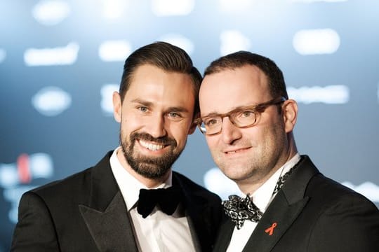 CDU-Gesundheitspolitiker Jens Spahn (CDU) und der Journalist Daniel Funke (l) haben geheiratet.