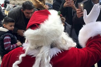 Ein als Weihnachtsmann verkleideter Mann bildet die Spitze der traditionellen Weihnachtsprozession.