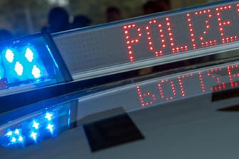 Polizeieinsatz in Grimma: Ein 57-Jähriger ist mit seinem Gokart in einen Reifenstapel gerast und dabei tödlich verunglückt.