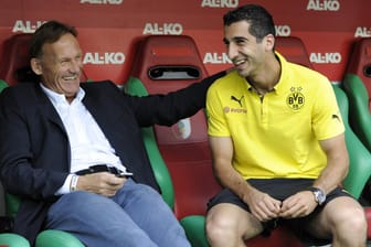 Hans-Joachim Watzke mit Henrikh Mkhitaryan 2013 bei einem Auswärtsspiel in Augsburg: Gibt es noch ein Wiedersehen in Dortmund?