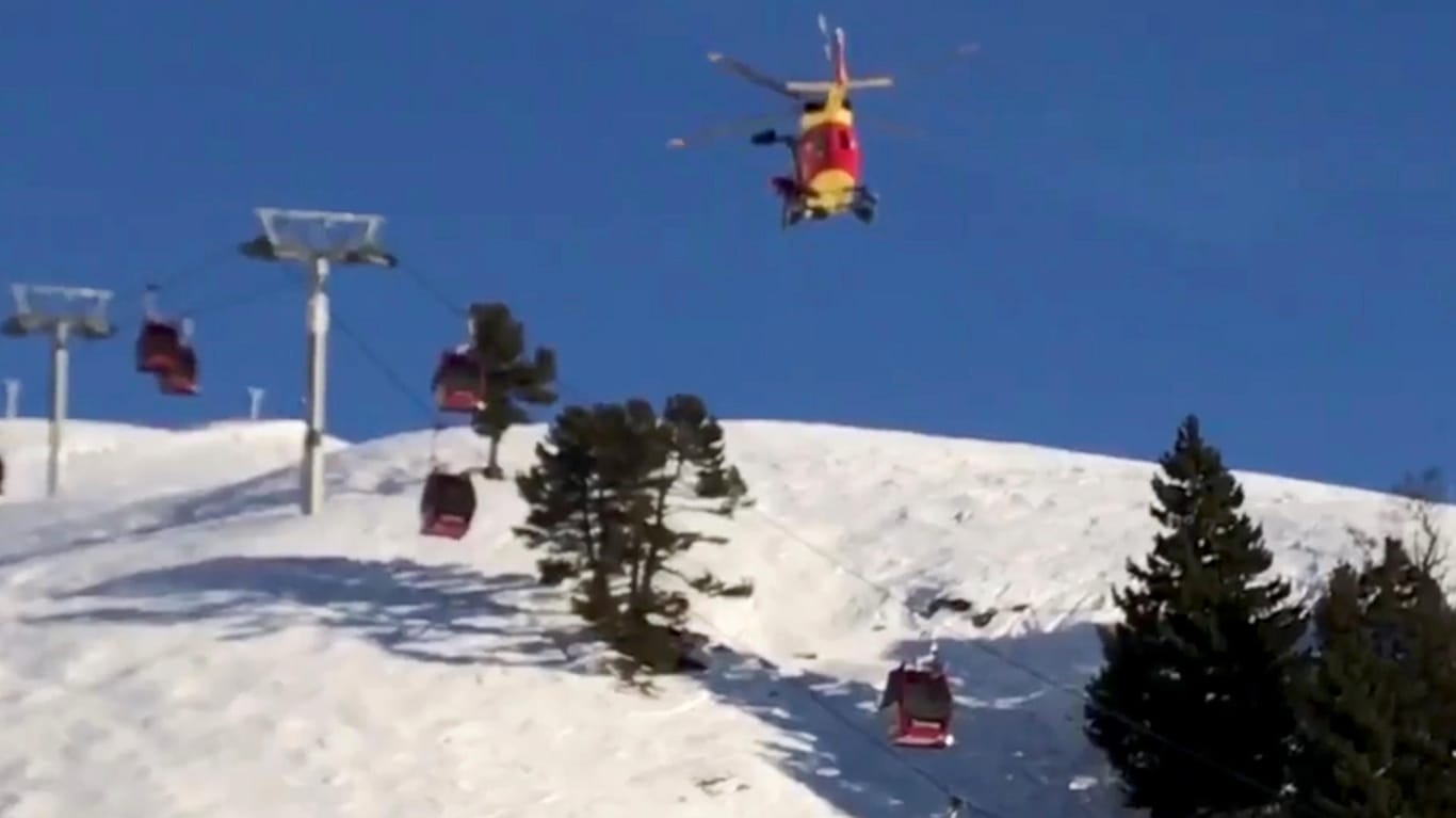 Rettungsaktion in Chamrousse: Einsatzkräfte versuchen die Leute mit Hubschraubern aus den Skiliften zu befreien.