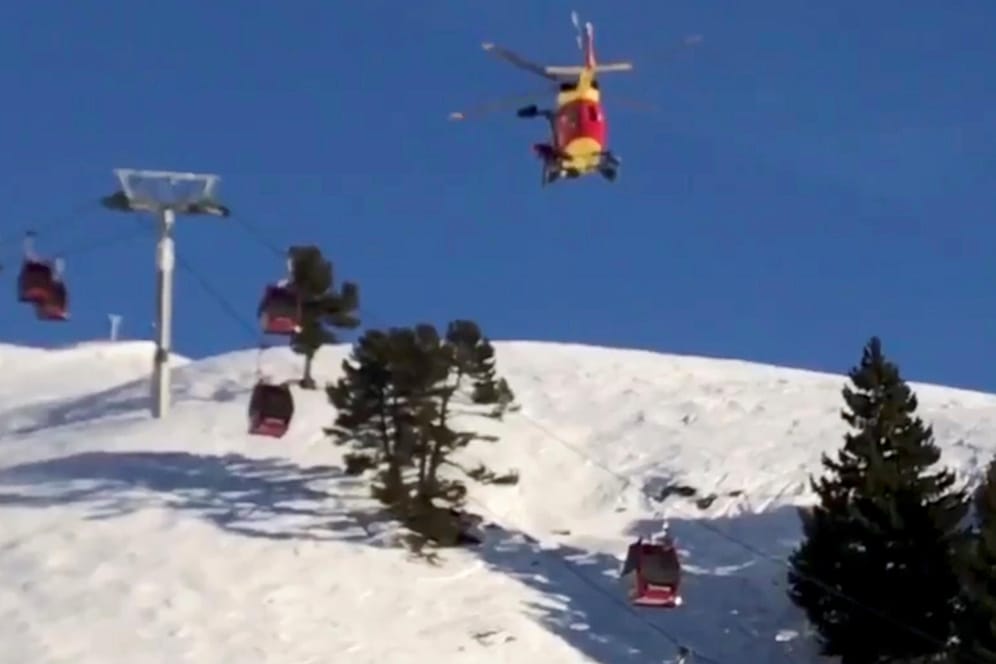 Rettungsaktion in Chamrousse: Einsatzkräfte versuchen die Leute mit Hubschraubern aus den Skiliften zu befreien.