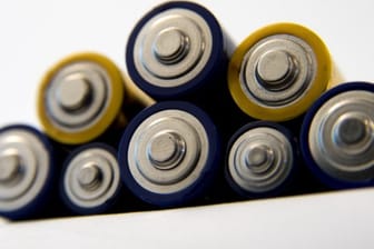 Leere Lithium-Batterien und -Akkus gehören in Sammelboxen.