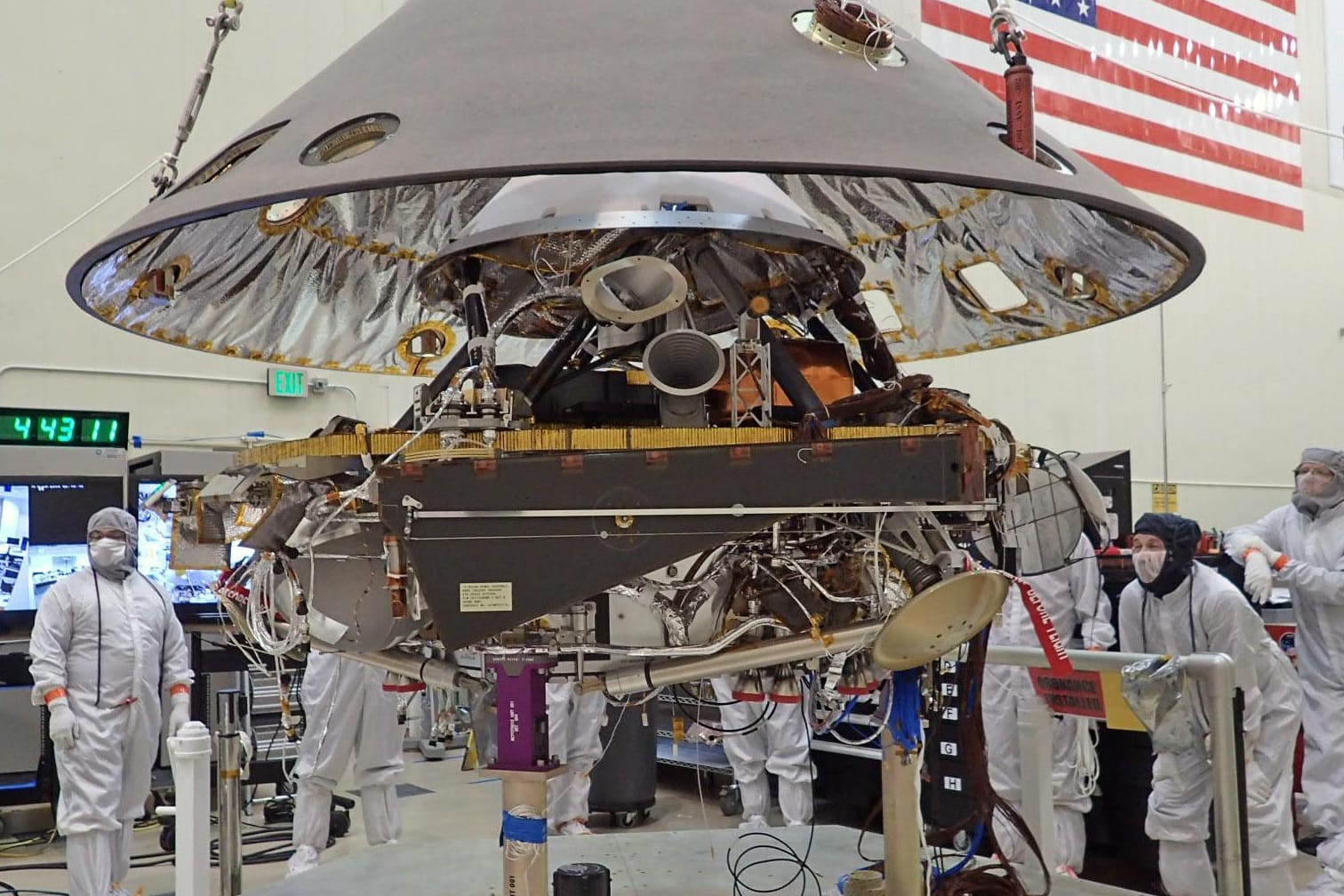 US-Raumfahrtspezialisten senken die Hülle eines "InSight"-Landefahrzeuges auf die Basis: 2018 geht es für die Nasa mit dem neuen Lander zum Mars.