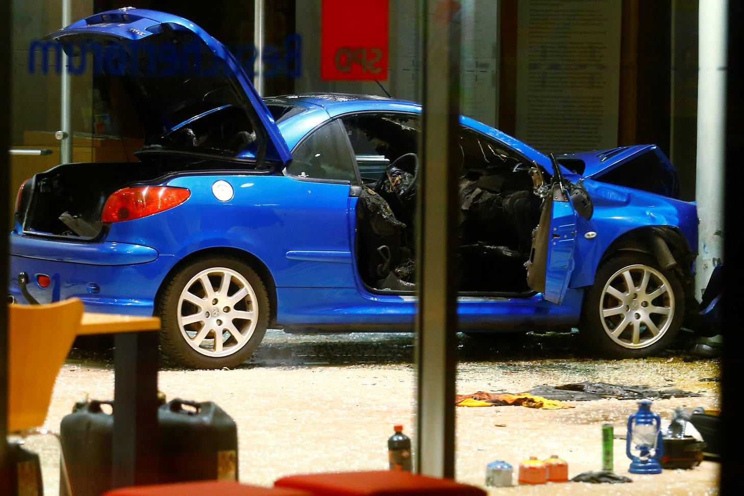 Das Auto im Berliner "Willy-Brandt-Haus": Der Fahrer gibt an, dass er sich das Leben habe nehmen wollen. Doch auch vor der CDU-Zentrale stellte er brennbare Materialien ab.