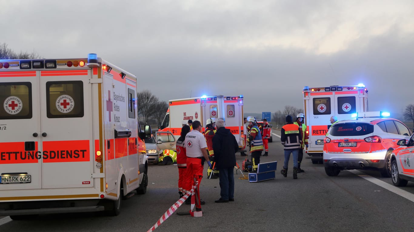 Unfall auf A7 bei Bad Grönenbach in Bayern: Eine junge Frau ist an Heiligabend lebensgefährlich verletzt worden.