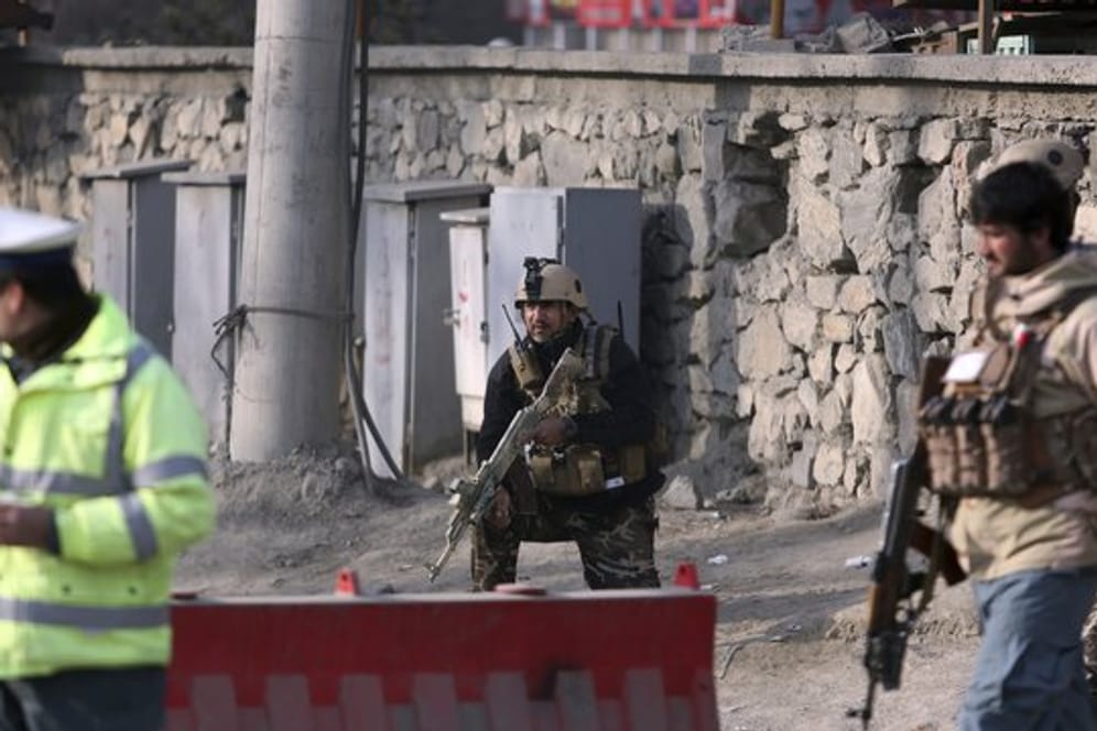Soldaten und Polizisten an einem Checkpoint in Kabul.