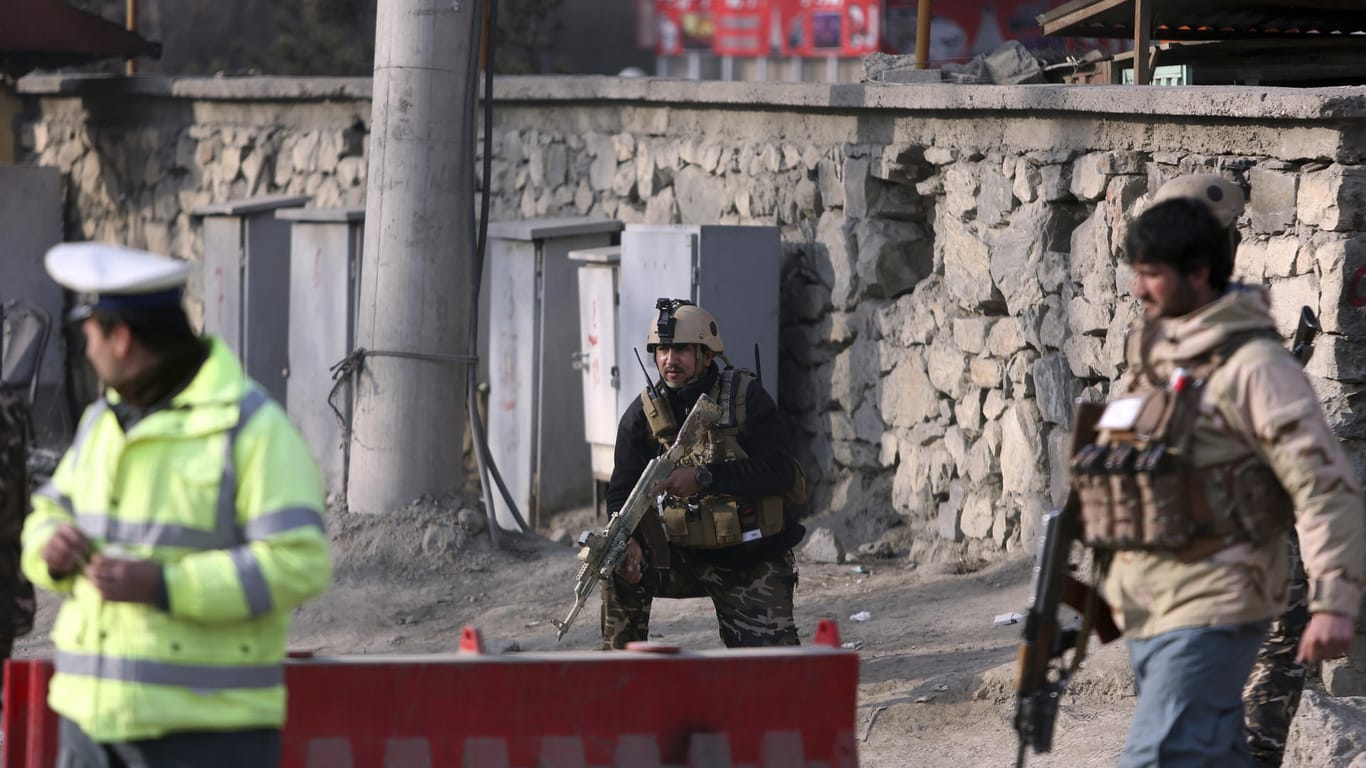 Soldaten und Polizisten stehen in Kabul an einem Checkpoint: Bei einem Selbstmordanschlag im Zentrum der afghanischen Hauptstadt sind am Morgen des ersten Weihnachtsfeiertages mindestens sechs Menschen getötet worden.