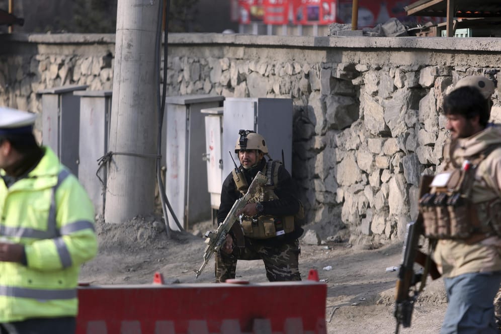 Soldaten und Polizisten stehen in Kabul an einem Checkpoint: Bei einem Selbstmordanschlag im Zentrum der afghanischen Hauptstadt sind am Morgen des ersten Weihnachtsfeiertages mindestens sechs Menschen getötet worden.