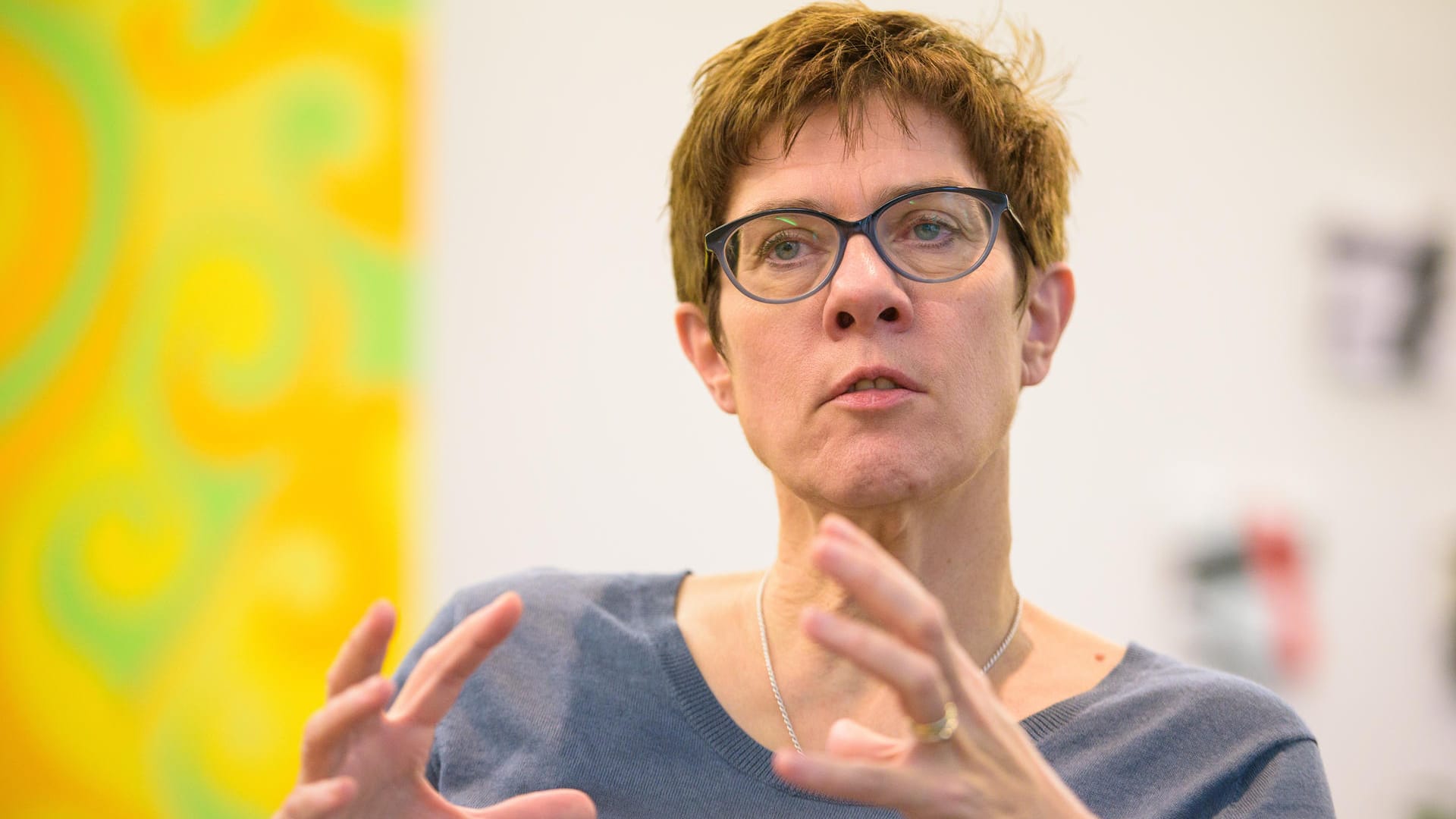 Die saarländische Ministerpräsidentin Annegret Kramp-Karrenbauer am 25.04.2017 während eines Gesprächs in ihrem Büro in der Staatskanzlei in Saarbrücken. Die CDU-Politikerin fordert einen härteren Umgang mit Asylbewerbern.