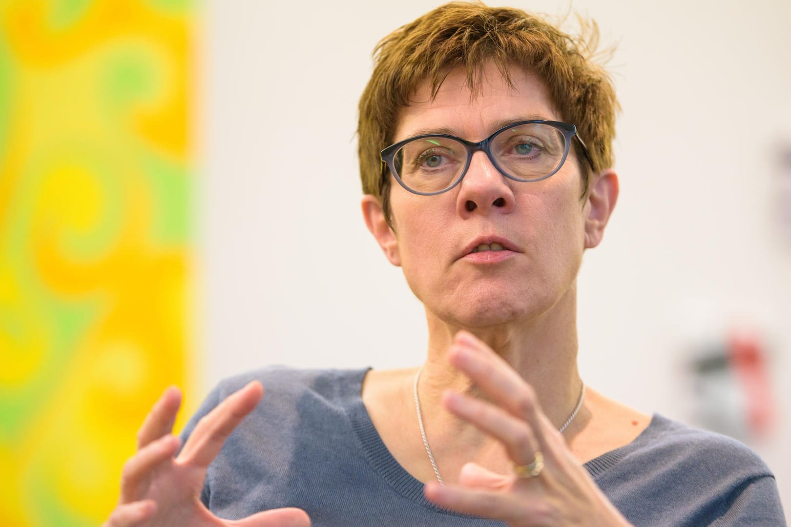 Die saarländische Ministerpräsidentin Annegret Kramp-Karrenbauer am 25.04.2017 während eines Gesprächs in ihrem Büro in der Staatskanzlei in Saarbrücken. Die CDU-Politikerin fordert einen härteren Umgang mit Asylbewerbern.