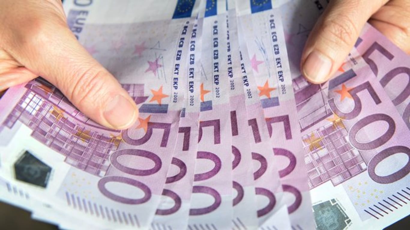 Die CDU erhielt bis kurz vor Weihnachten meldepflichtige Großspenden von fast 2,9 Millionen Euro ein, die FDP kam auf rund 1,9 Millionen Euro.