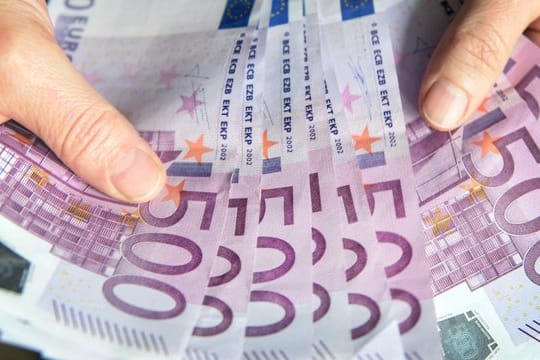 Die CDU erhielt bis kurz vor Weihnachten meldepflichtige Großspenden von fast 2,9 Millionen Euro ein, die FDP kam auf rund 1,9 Millionen Euro.