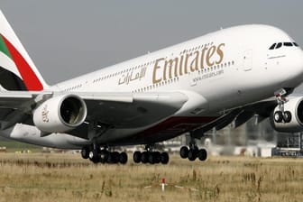Ein Airbus der Emirates-Airline: Weil sich die Fluggesellschaft weigert tunesische Frauen zu befördern, hat Tunesien nun alle Flüge der Airline ausgesetzt.