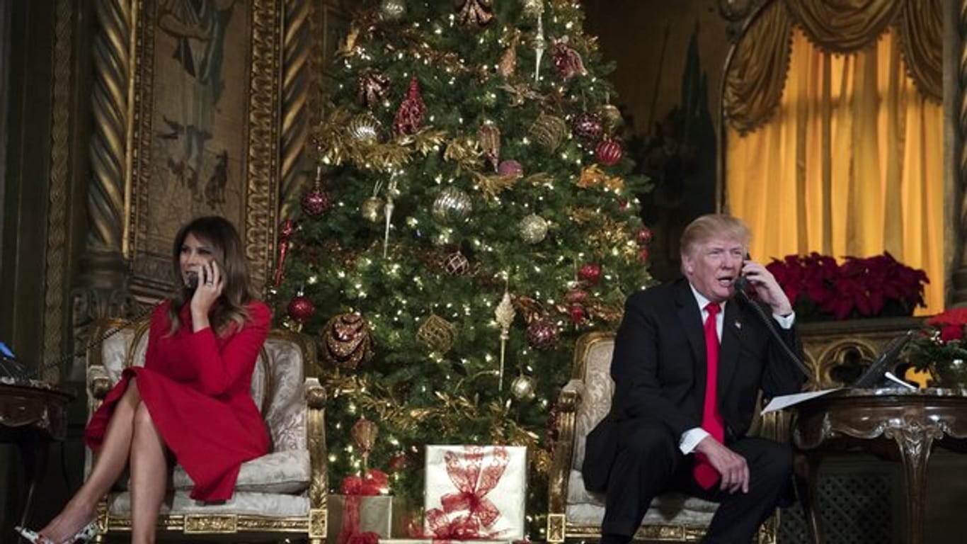 Donald und Melania Trump wissen, wo der Weihnachtsmann ist.