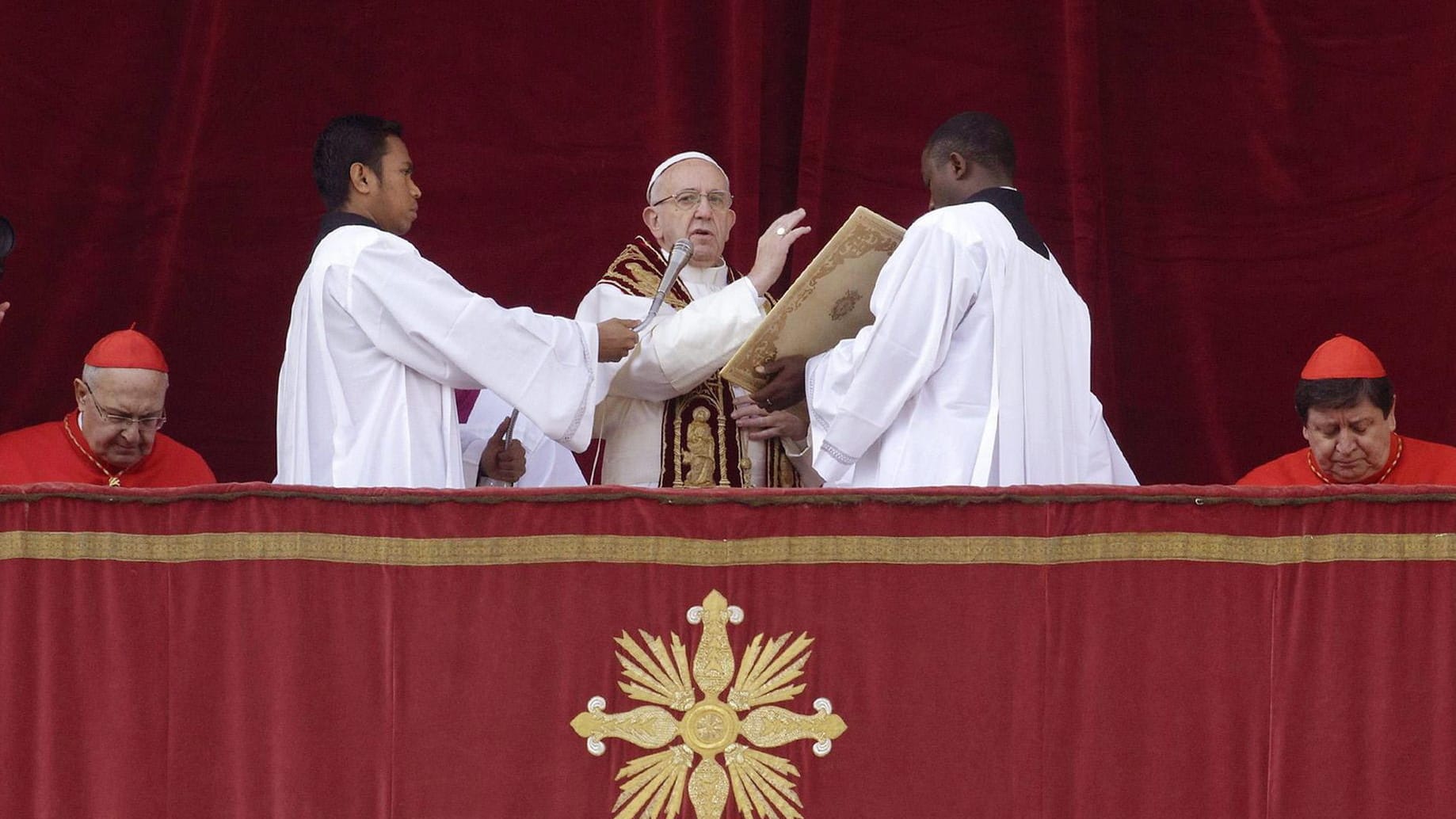 Papst Franziskus spricht vom Balkon des Petersdoms den Segen "Urbi et Orbi": Er bete für den Frieden in Jerusalem, sagte Franziskus in seiner Weihnachtsbotschaft. Papst Franziskus spricht vom Balkon des Petersdoms den Segen "Urbi et Orbi": Er bete für den Frieden in Jerusalem, sagte Franziskus in seiner Weihnachtsbotschaft.