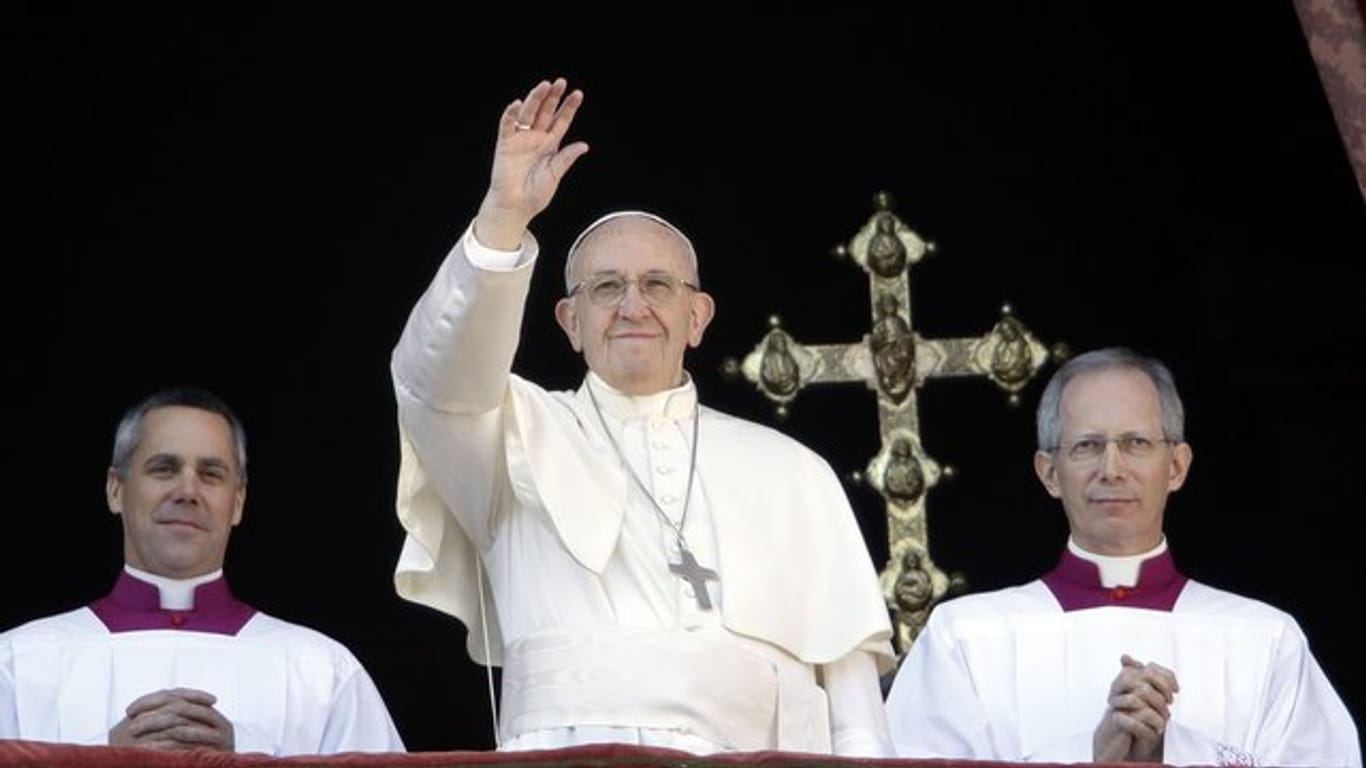 Papst Franziskus spricht vom Balkon des Petersdoms im Vatikan den Segen "Urbi et Orbi".