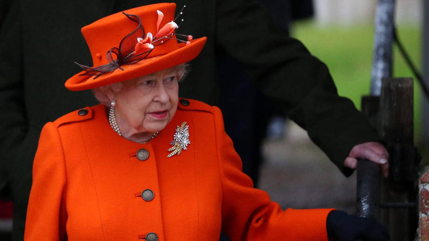 Die Queen wählte ein Outfit in Orange.